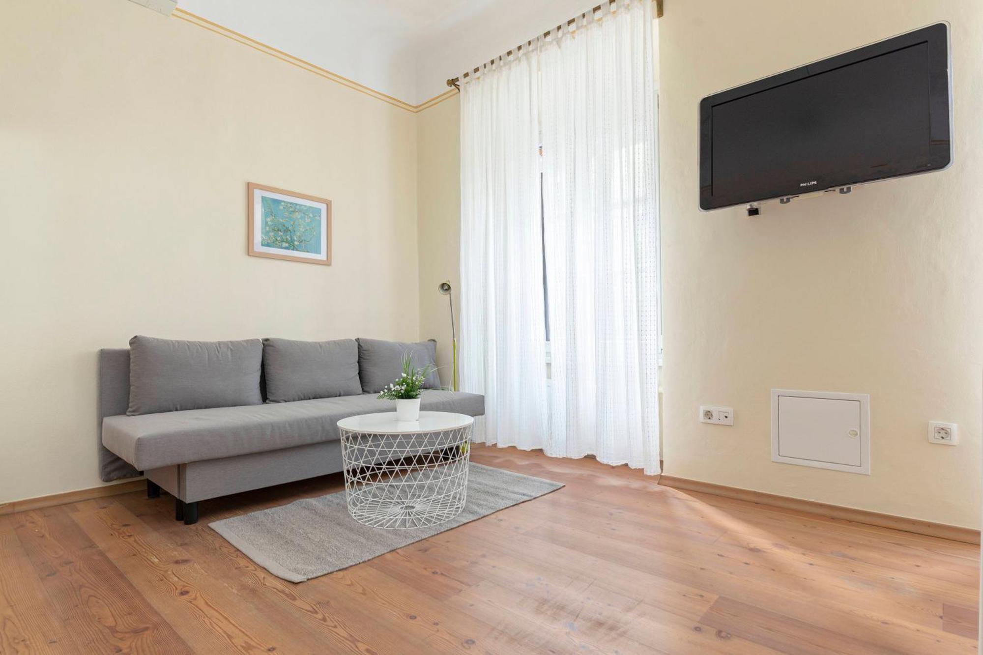 By The Walnut Tree Apartment Ljubljana Luaran gambar